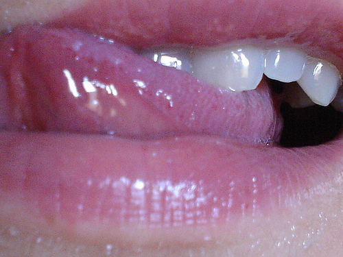 10 Things Girls Do To Be Sexy Which Are Completely Unattractive