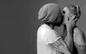 Have You Ever Wanted To Kiss A Stranger? Here’s 20 People That Did It.