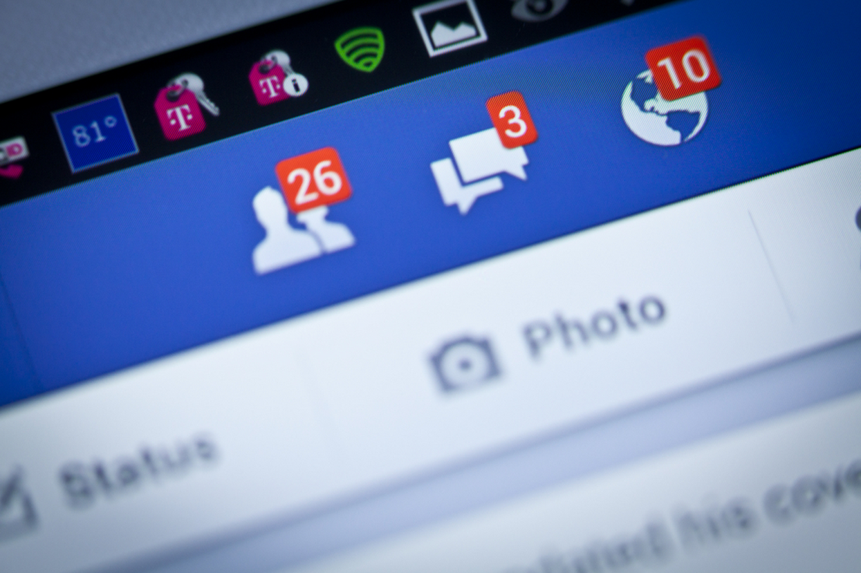50 Thoughts Every Girl Has While On Facebook