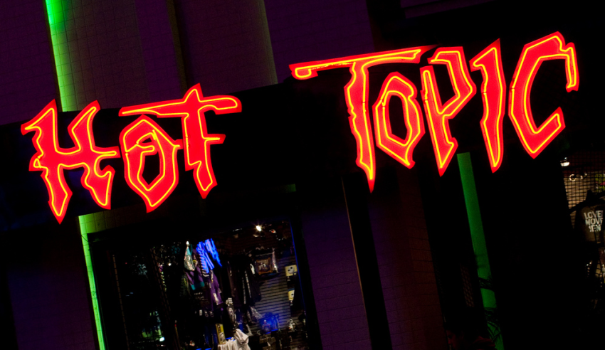 21 Embarrassing Things You Definitely Did During Your Early 2000s Hot Topic Phase