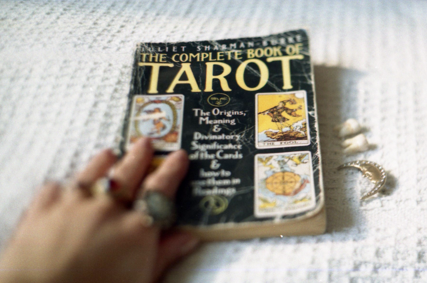 Date A Girl Who Reads Tarot