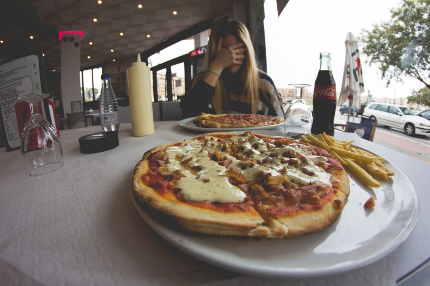 10 Bartenders Reveal The Worst Tinder Dates They’ve Witnessed