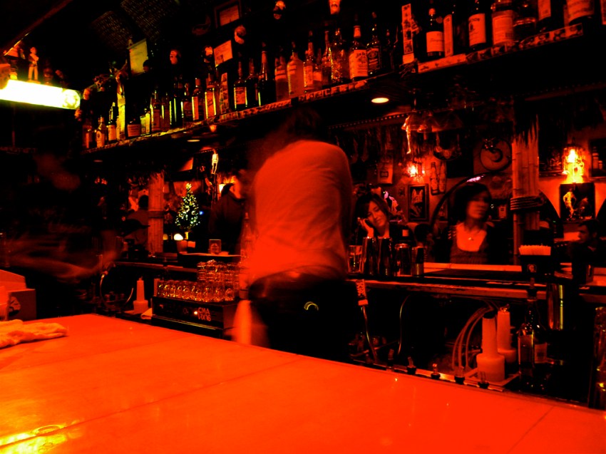 10 Bartenders Reveal How They Can Tell You’re Easy
