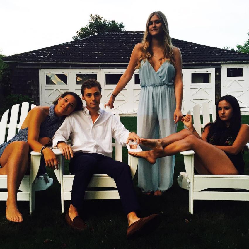 34 Signs Your Squad Definitely Needs Its Own Reality Show