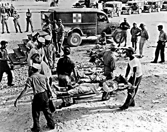 Rescue workers with survivors of the USS Indianapolis disaster. (Wikimedia Commons) 