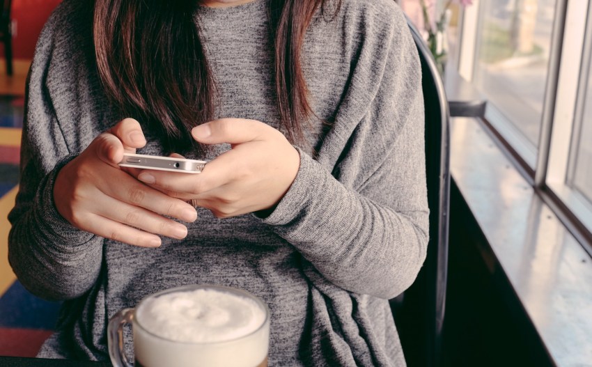 13 Crazy Thoughts You Have When The Guy You’re Not Officially Dating Doesn’t Text You Back