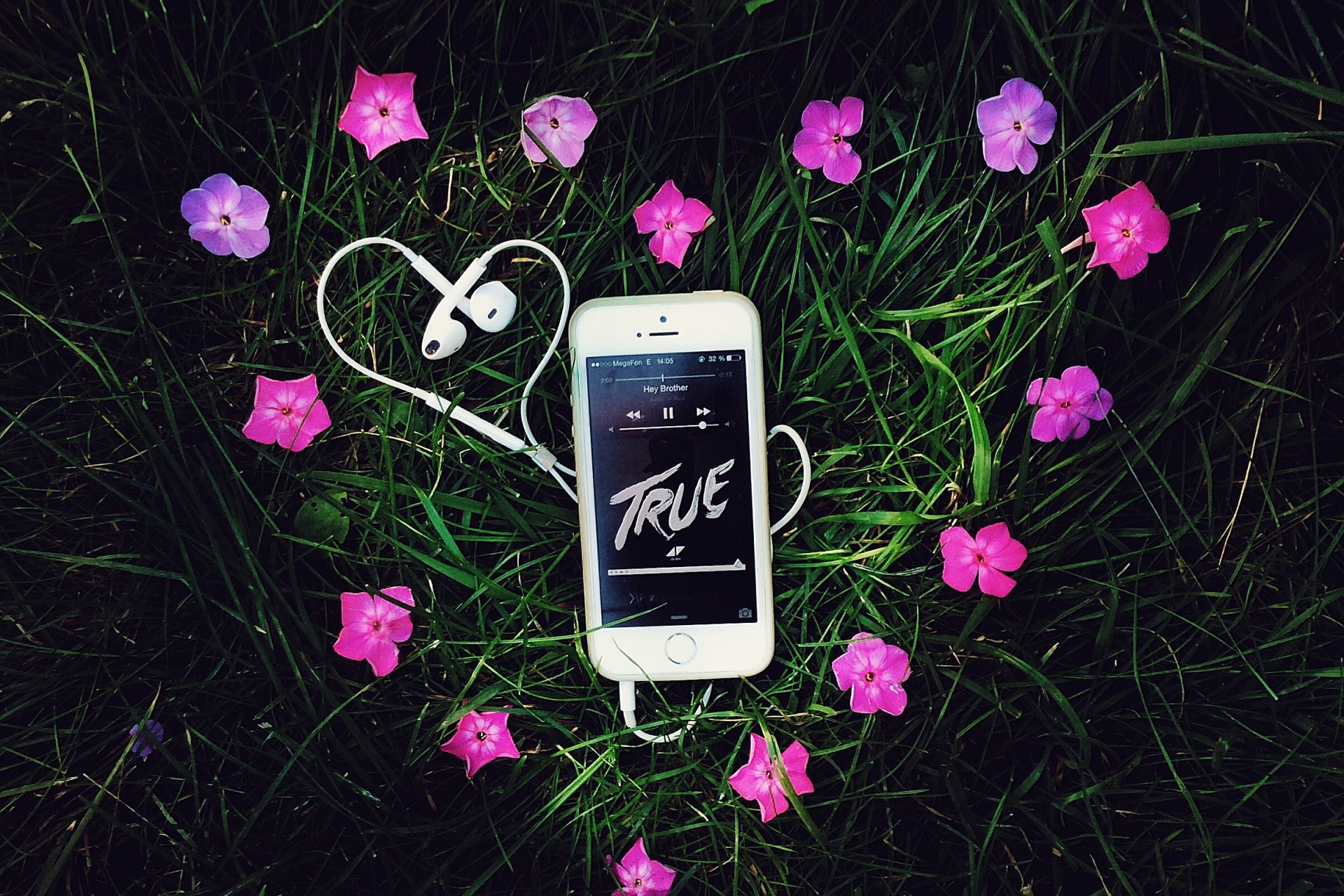 15 Signs You’re “Sort Of” In Love With Someone (Even If You Barely Know Them Yet)