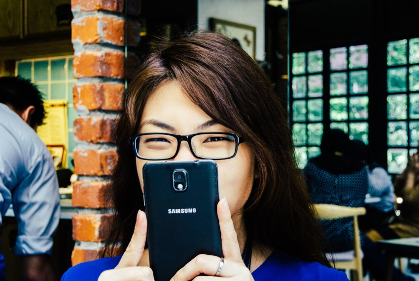 10 Things You’ll Only Understand If You Don’t Own A Smartphone (But All Of Your Friends Do)