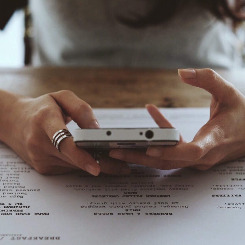 7 Things Women Do That Make Them Seem Clingy