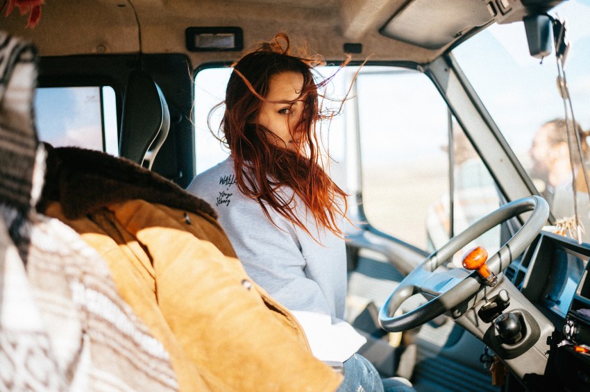 8 Ways The Girl Whose Heart Has Been Broken Loves Differently