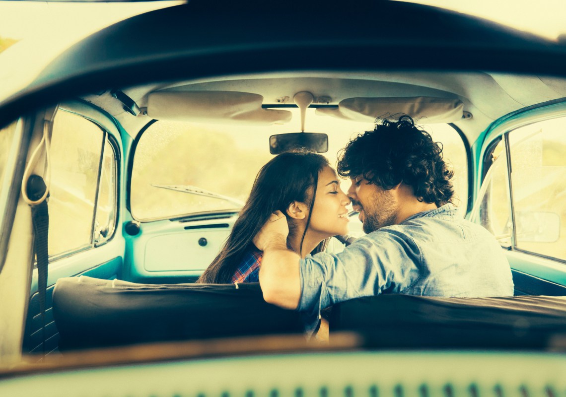 istockphoto.com / wundervisuals www.istockphoto.com/photo/couple-kissing-in-vintage-car-g...