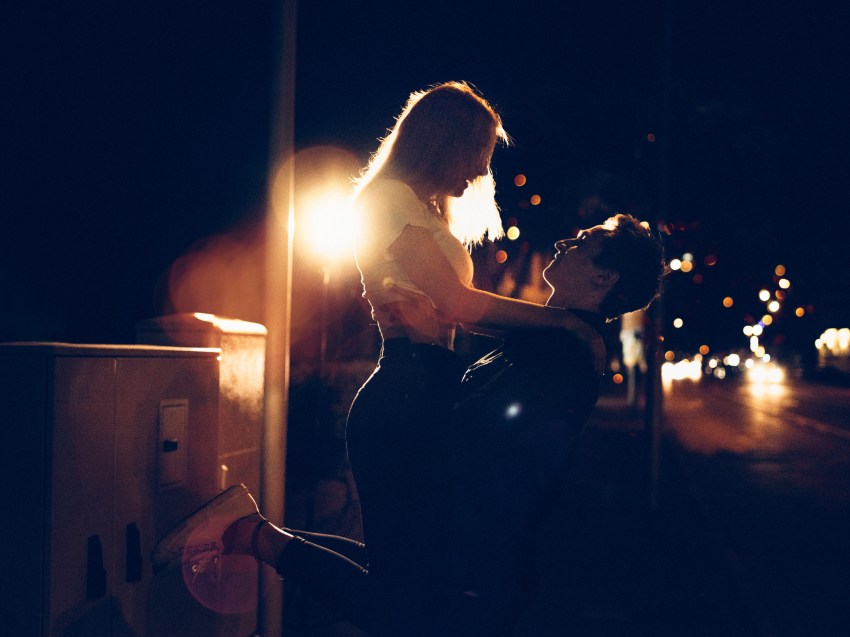 25 Tiny Unromantic Signs That You’re In Love