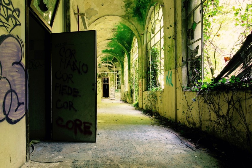 12 Urban Explorers Share The Most Eff-ed Up And Weird Things They’ve Seen In Abandoned Buildings