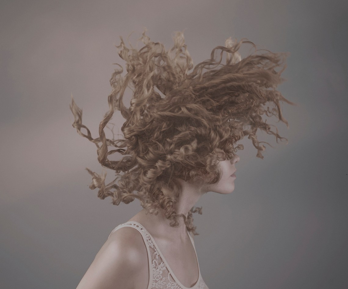 istockphoto.com / Vizerskaya www.istockphoto.com/photo/dynamic-curly-hair-gm187386200-...