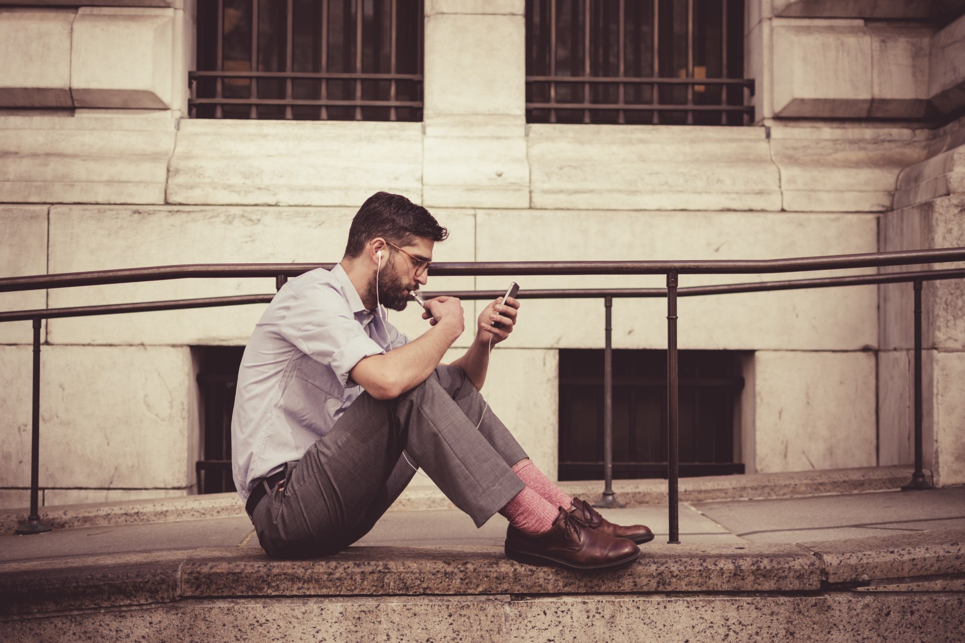 If He Does These 15 Things Over Text, He Totally Wants You