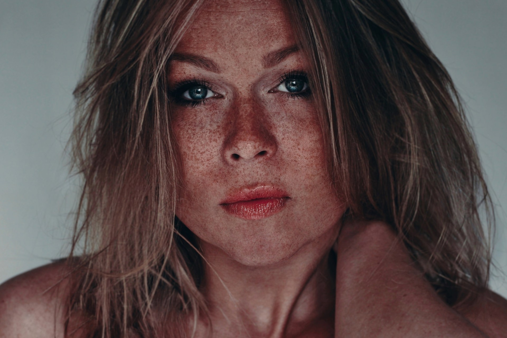 People Don’t Realize You’re Struggling With Anxiety, Because You Do These 10 Things To Hide It