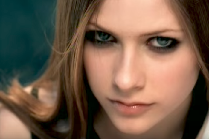 There’s A Conspiracy Theory That Avril Lavigne Was Replaced By A Clone And People On Twitter Are Freaking Out