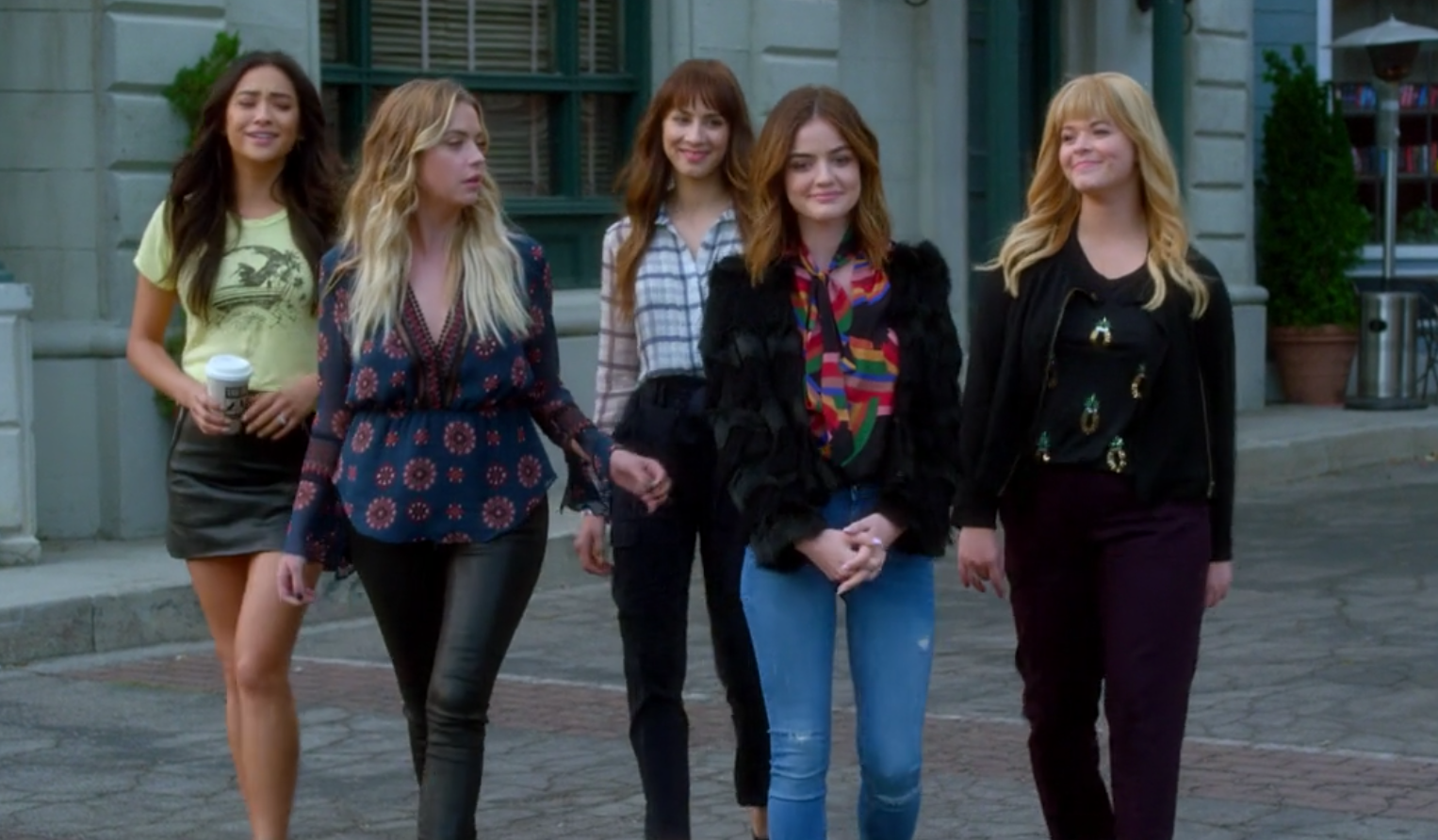 Pretty Little Liars Is Garbage And Proof Of White Mediocrity