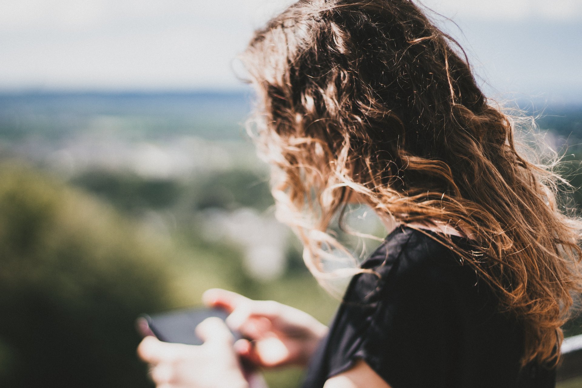 7 Honest Reasons Why She Never Texts You First