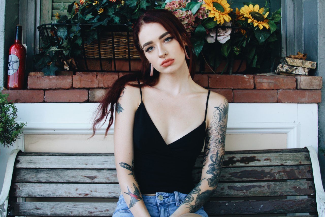 girl with tattoos red lips