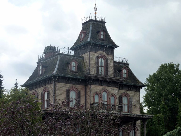 I’m A Real-Estate Agent Who Sells Haunted Houses, And I Wish I Wasn’t