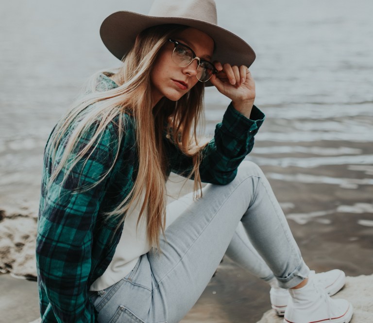 girl with hat sitting down, girl feeling lost, feeling helpless