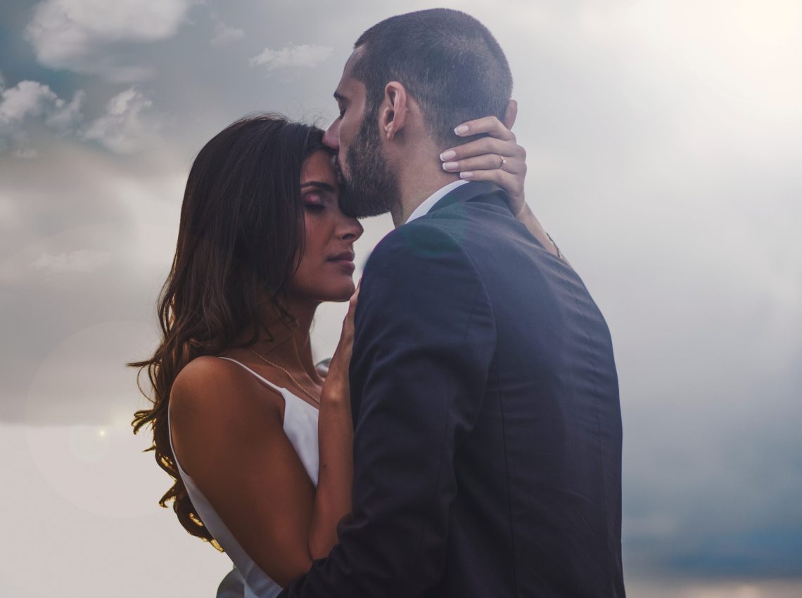 Girl dating someone who only treats her well sometimes 