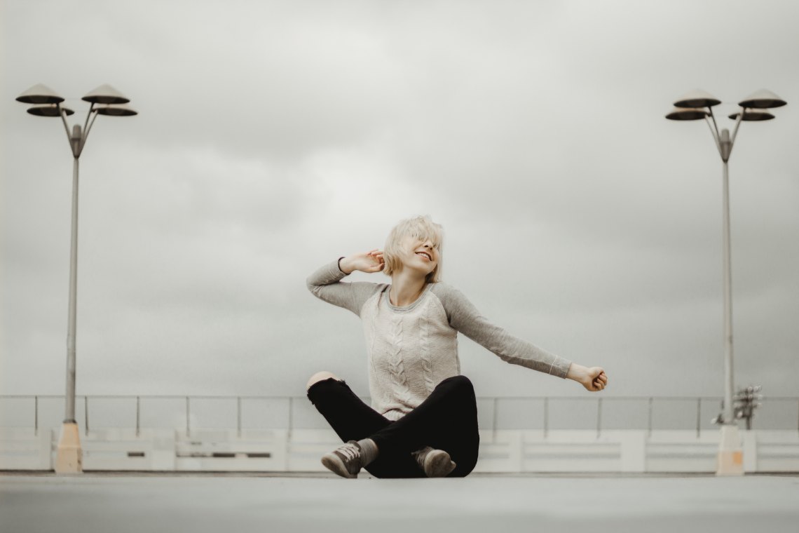 girl white sweater before a white sky