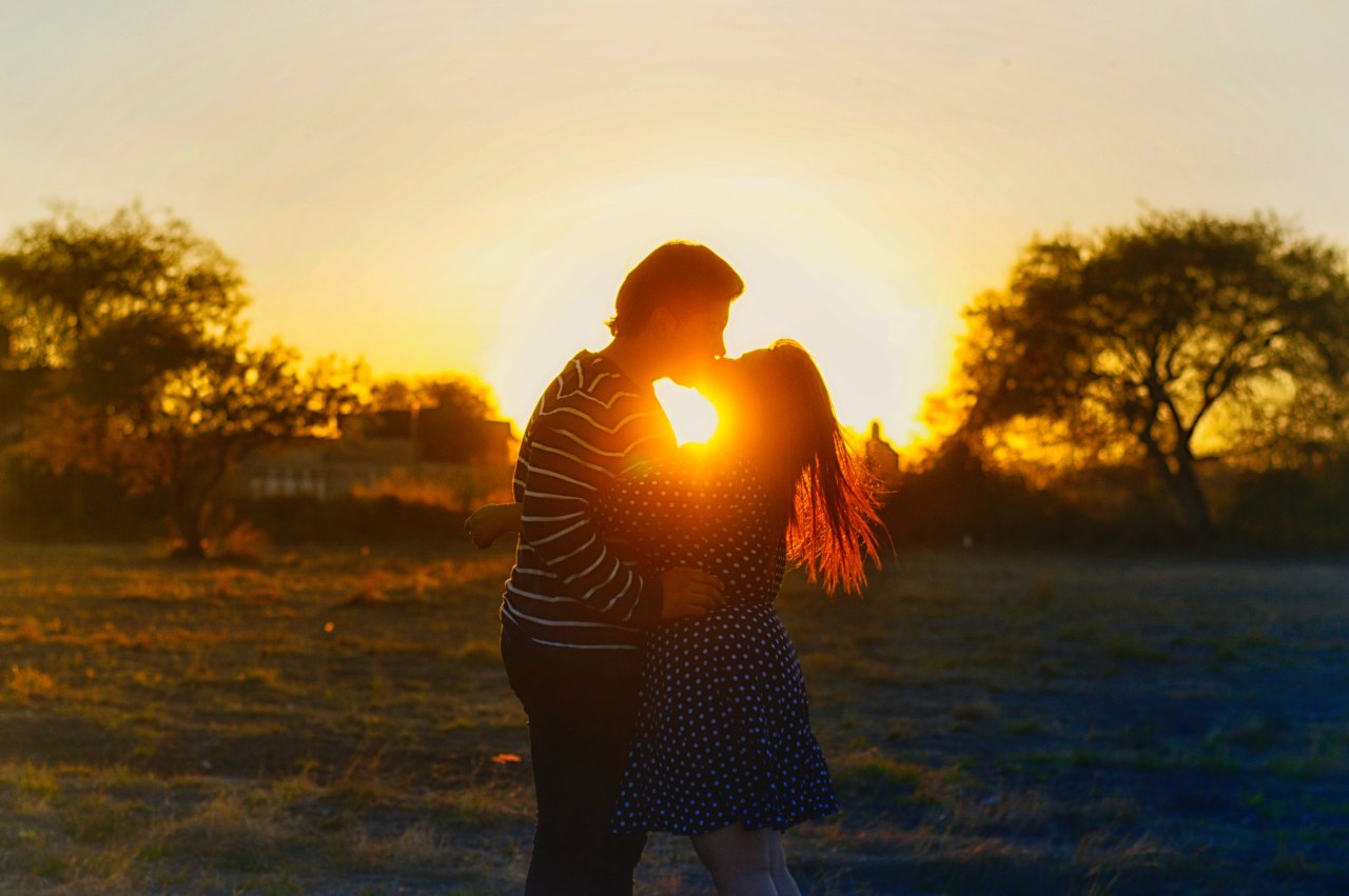 couple smooching in the sun