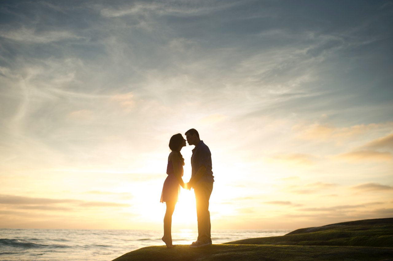 couple kissing at sunset