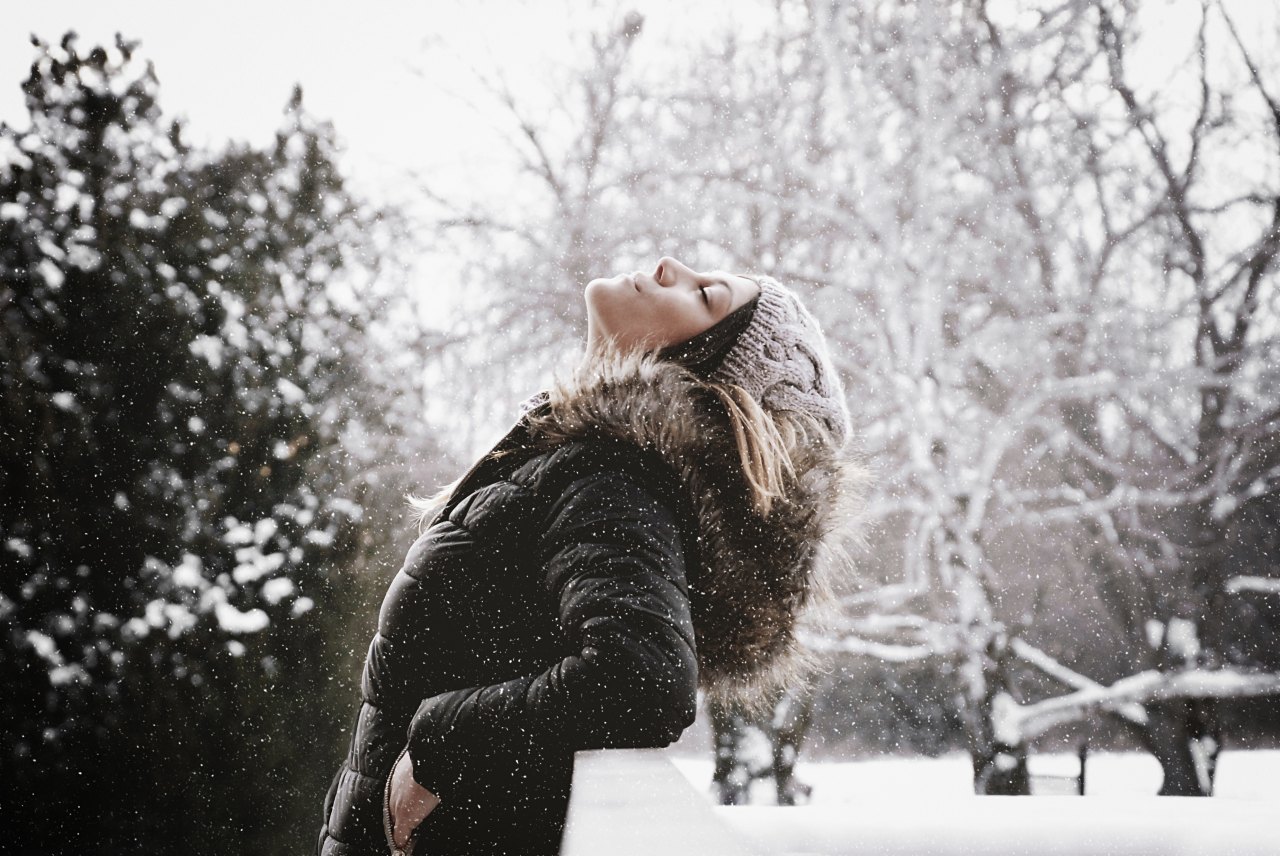 girl looking to the sky, hope, confidence, empowerment, self-empowerment