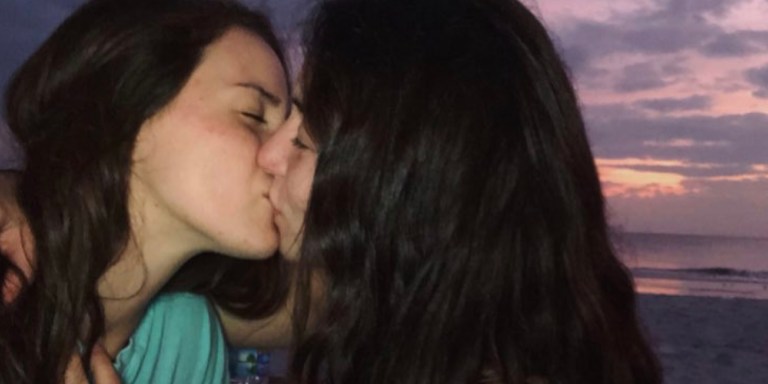 This Woman And Her GF Shared The Same Photo With Hilariously Different Captions And People On Twitter Can’t Stop Laughing