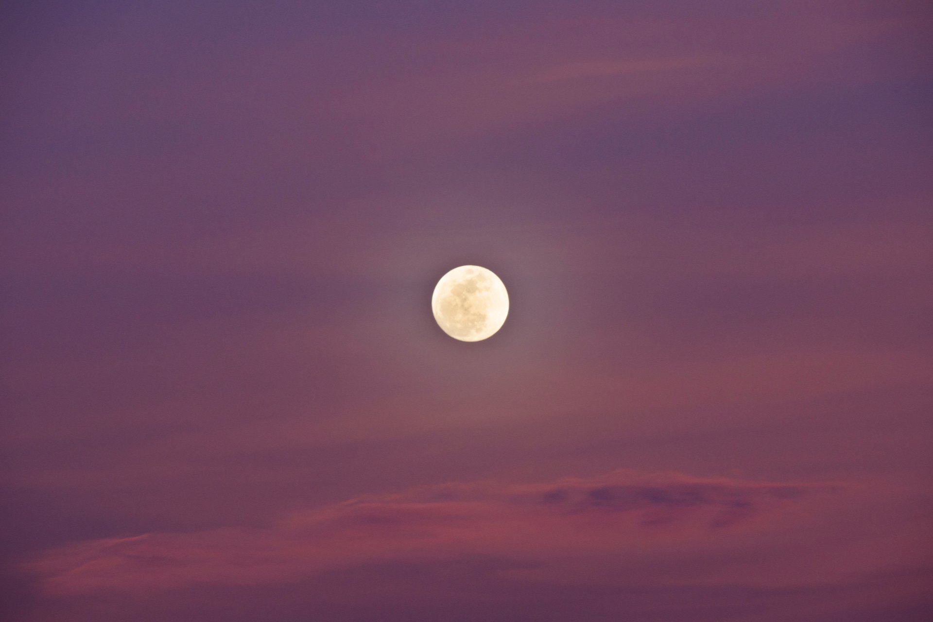 November 2018’s Full Moon In Gemini Will Help You Find Peace In Chaos