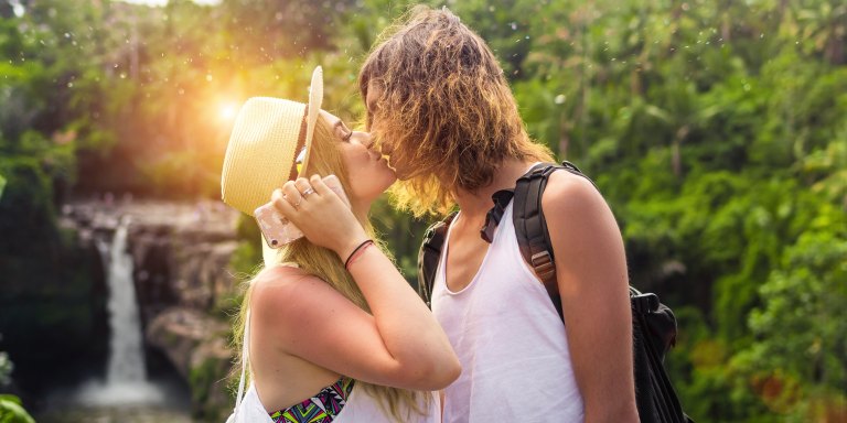 50 Singles Admit What Makes Them Lose Interest, Swipe Left, And Leave Dates Early