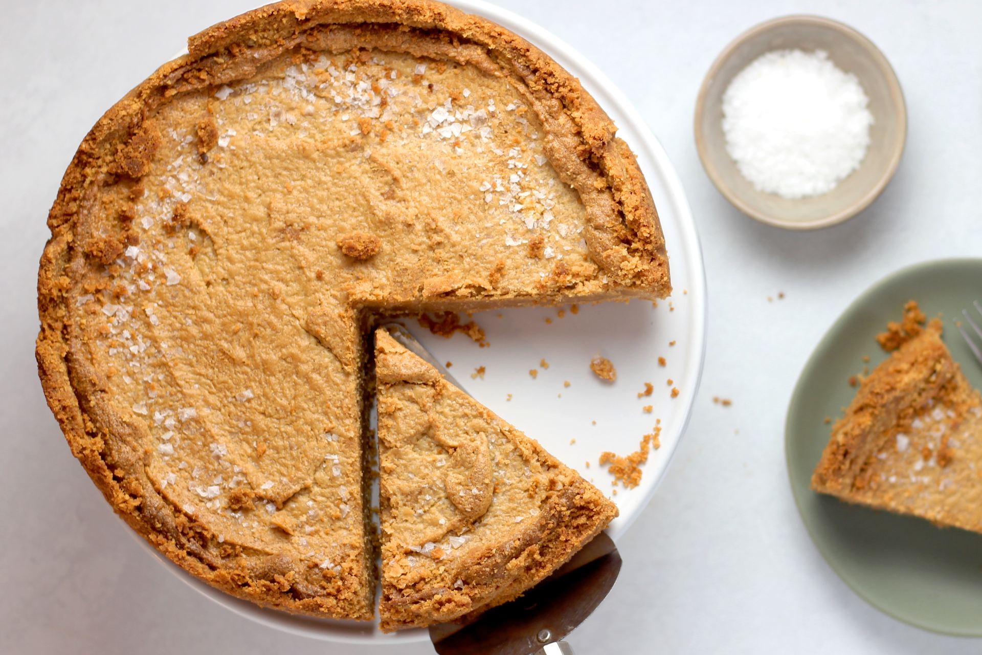 pie on cake stand