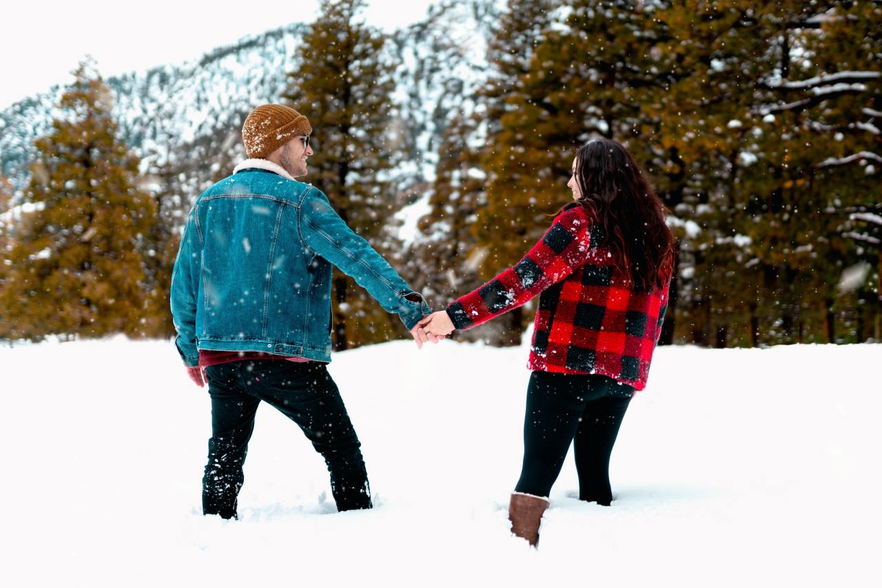 29 Cozy Winter Dates To Go On When You're Stuck Indoors