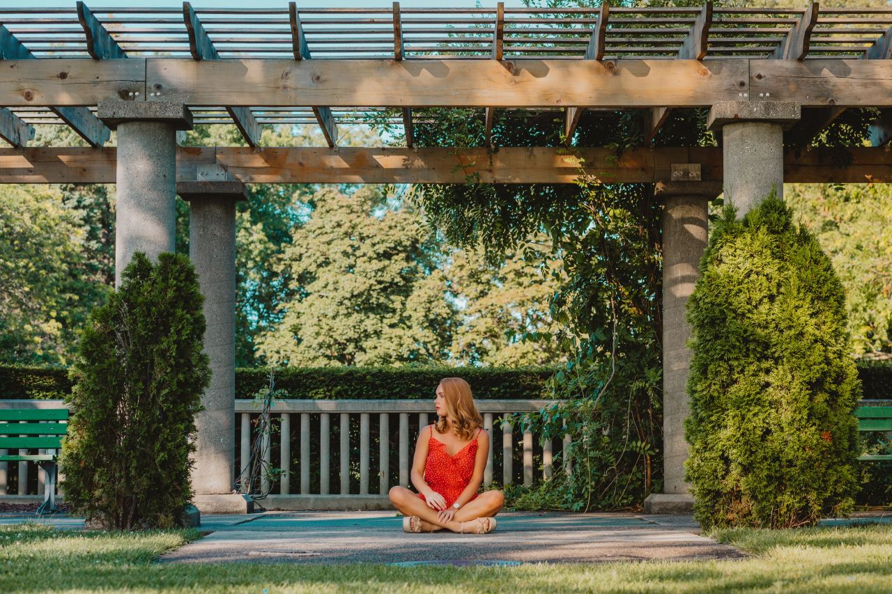 woman siting on focus photography