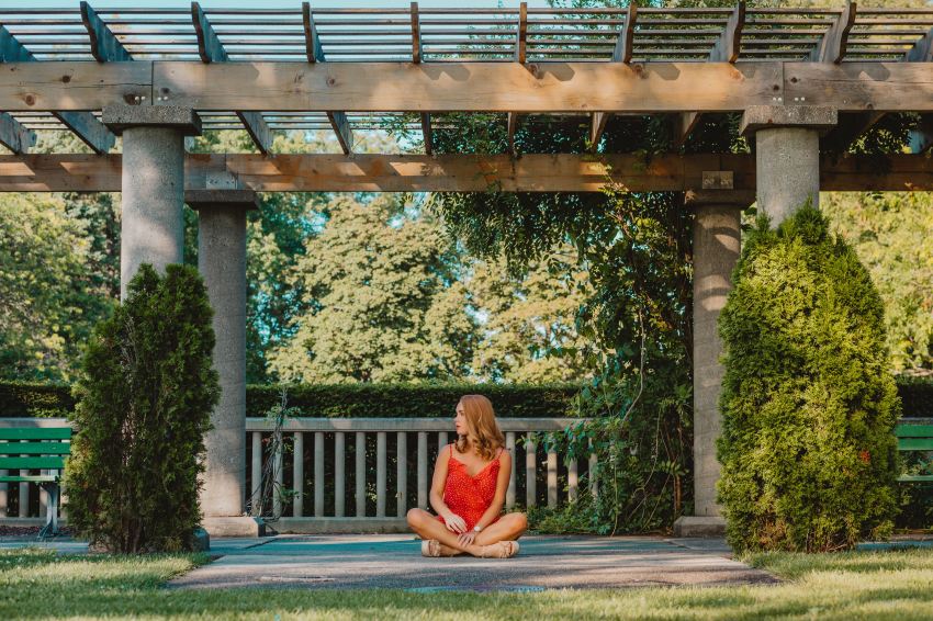 woman siting on focus photography