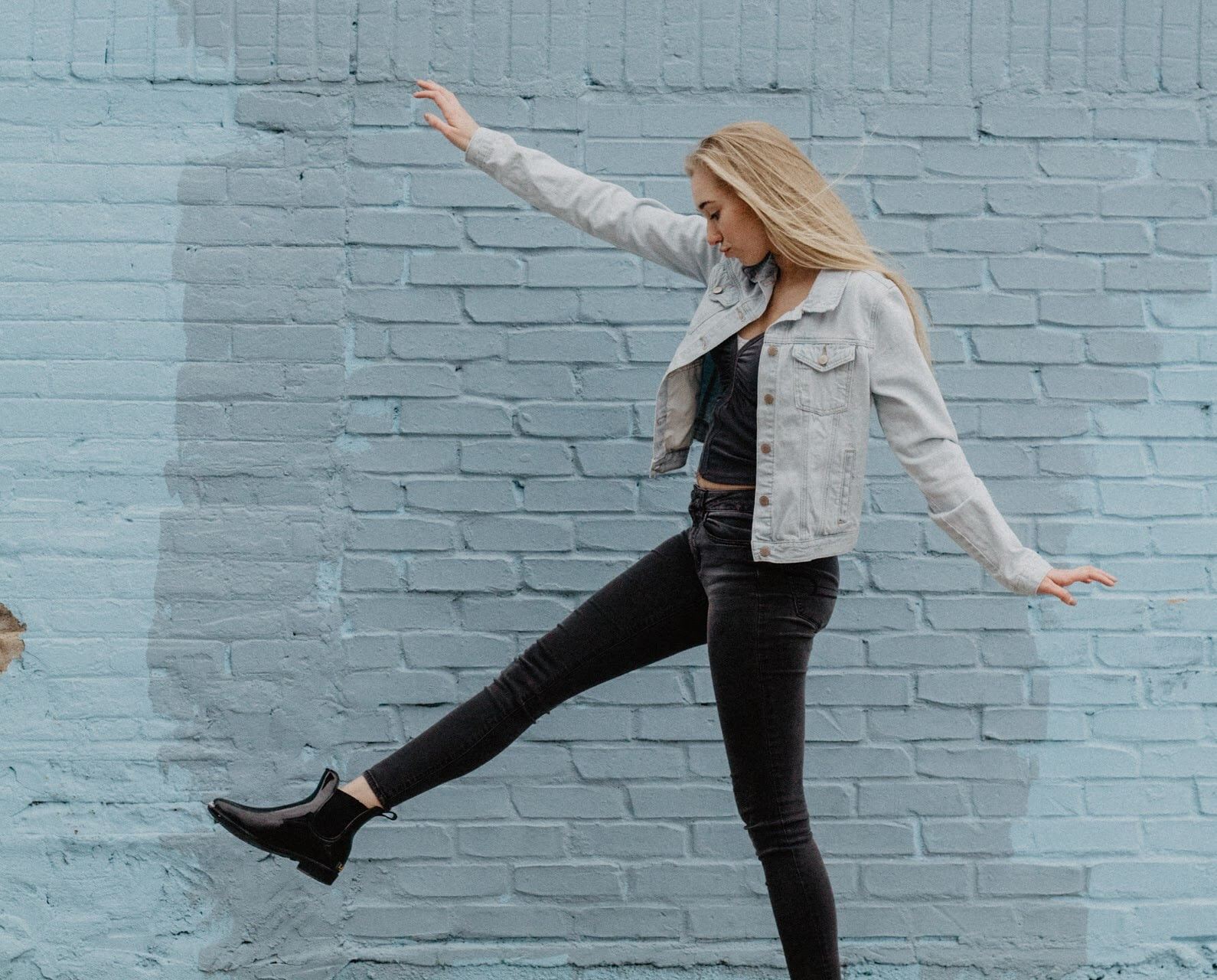 woman raising her left hand and feet