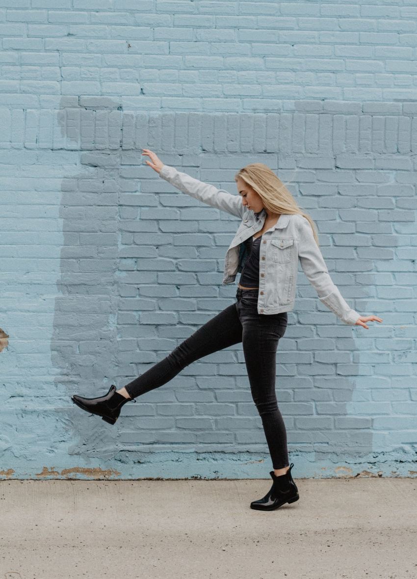 woman raising her left hand and feet