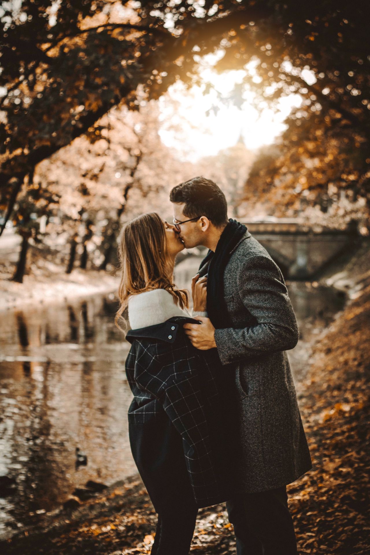 couple kissing photograph