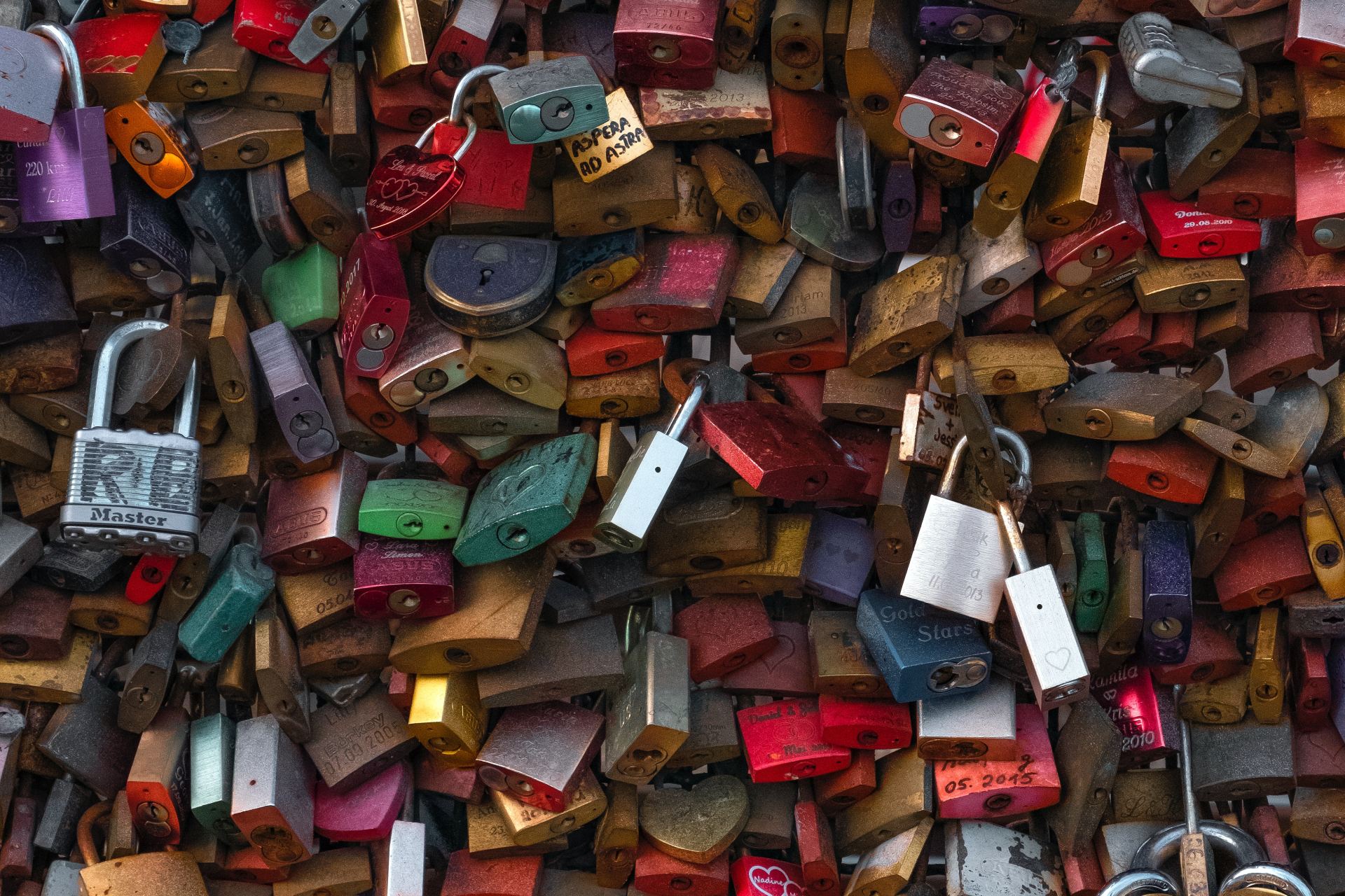 pile of assorted-color padlock lot