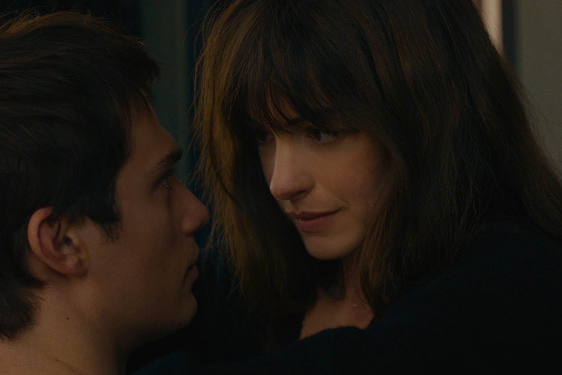 How To Seduce A Rockstar Like Anne Hathaway In ‘The Idea Of You’