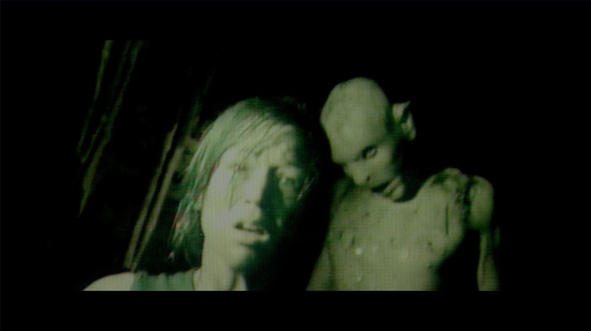 Beth and a crawler in The Descent (2005).