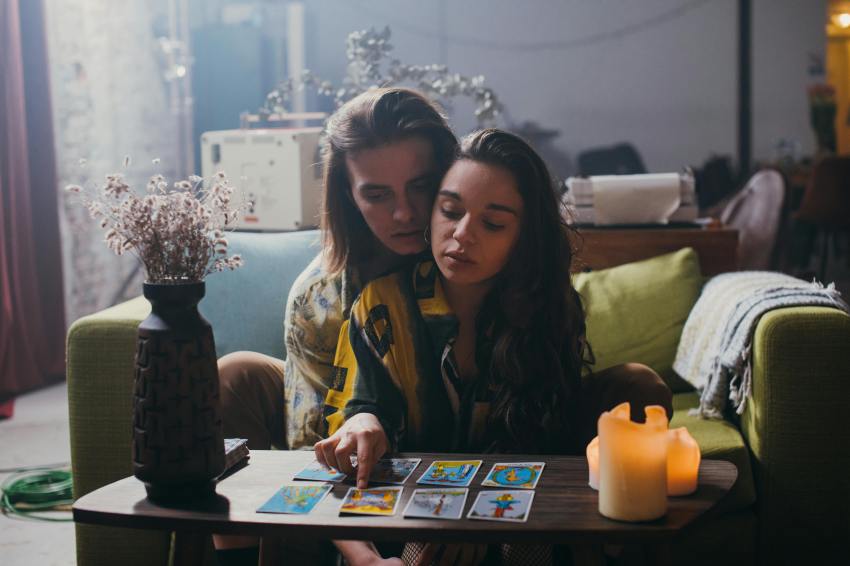 4 Zodiac Signs Facing Big Choices In Love (+ Tarot Advice On How To Choose)