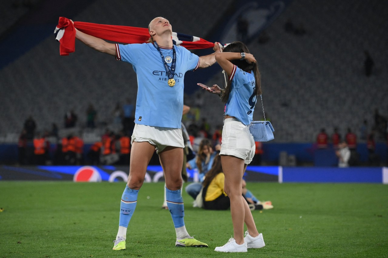 Erling Haaland speaking with Isabel Haugseng Johansen at the UEFA Champions League final in Istanbul