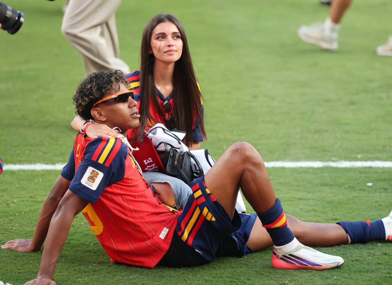 Lamine Yamal and girlfriend Ines Garcia embracing on the pitch after Spain's FIFA World Cup 2026 Final victory