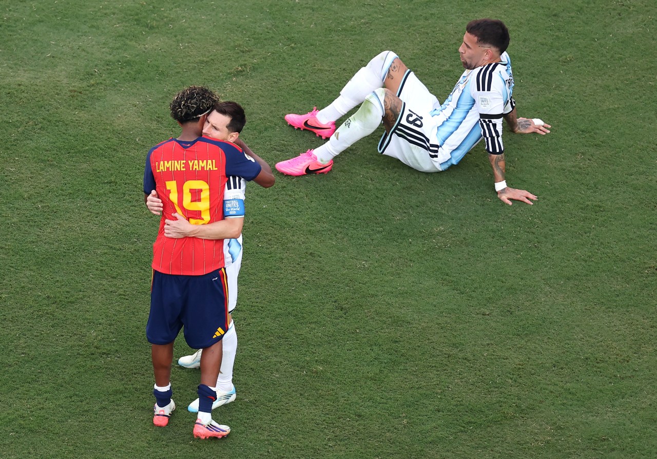 Lionel Messi and Lamine Yamal embracing on the field after the 2026 FIFA World Cup Final in East Rutherford, New Jersey