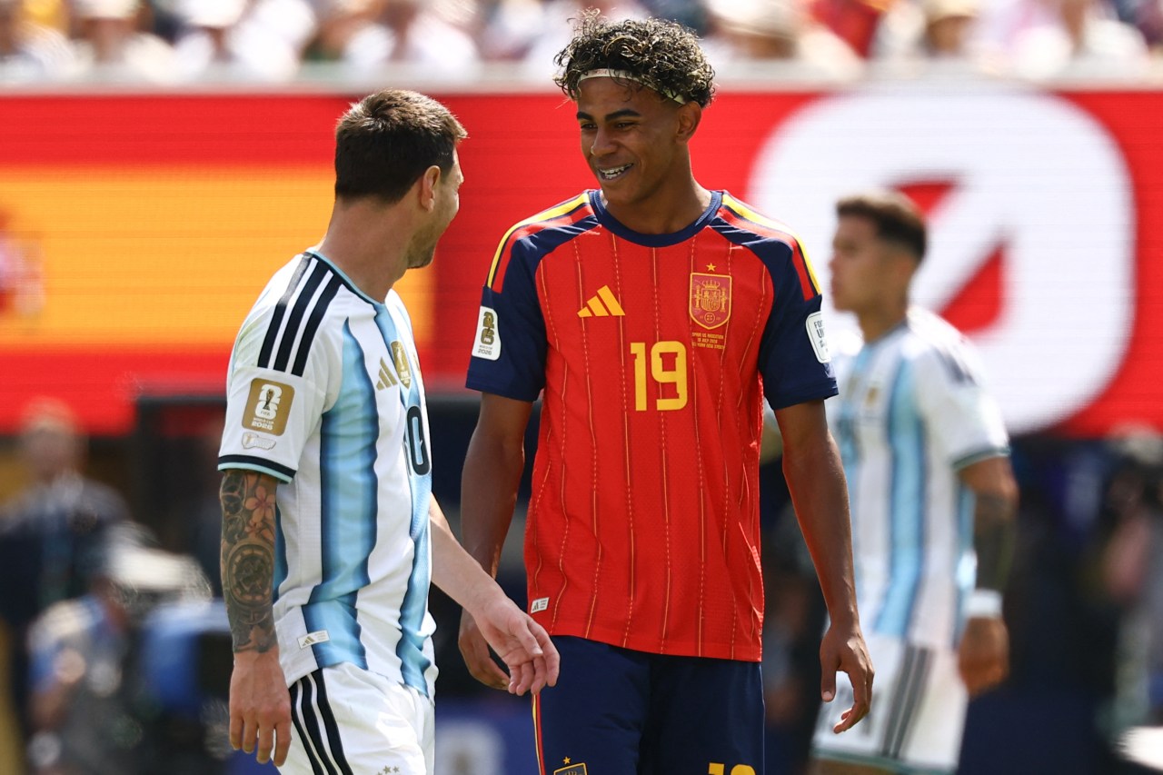 Lionel Messi and Lamine Yamal talking on the field during the 2026 World Cup final between Argentina and Spain