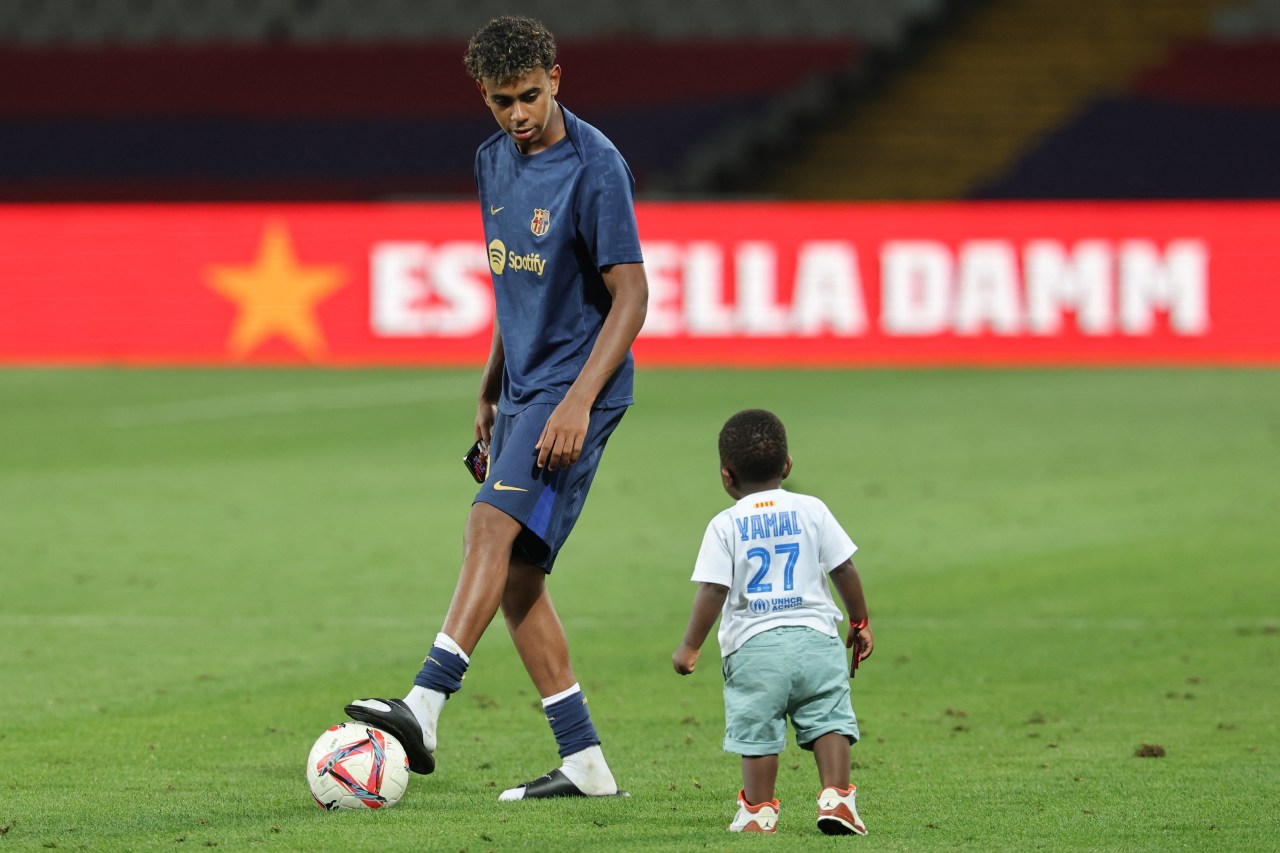 Lamine Yamal playing with his younger brother Keyne on the football pitch after a Barcelona match